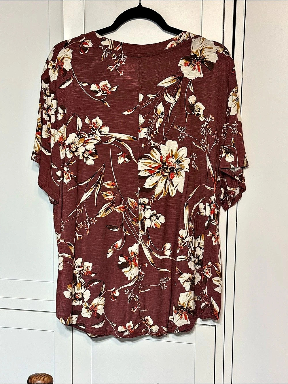 Maurices 24/7 Floral V-Neck Short Sleeve Tee Brown & White
